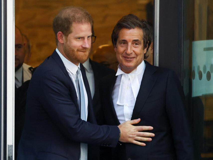 El príncipe, con su abogado a la salida del juicio.
