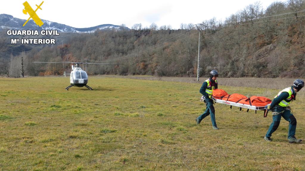 La Guardia Civil durante el rescate a una de las senderistas heridas en la provincia de León