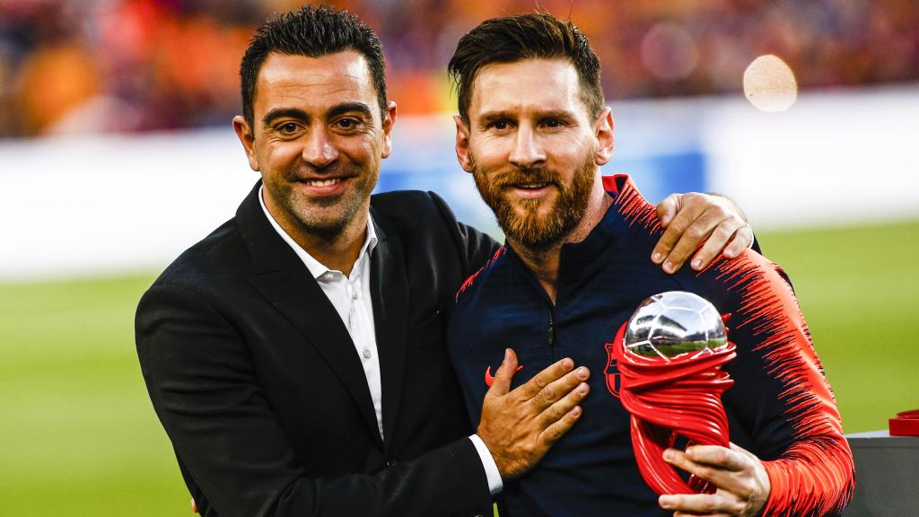 Xavi Hernández, junto a Leo Messi durante un acto.