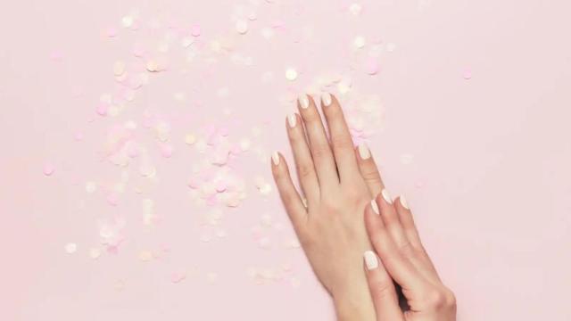 El mundo se divide: uñas de gel, esmaltado semi permanente o natural