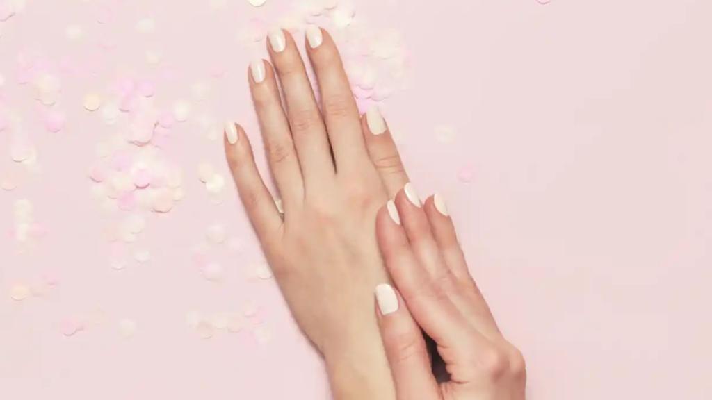 El mundo se divide: uñas de gel, esmaltado semi permanente o natural