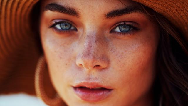 Una mujer con la piel morena. Ben Scott en Unsplash.