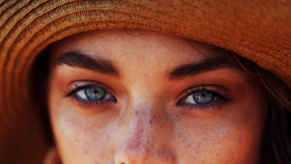 Una mujer con la piel morena. Ben Scott en Unsplash.