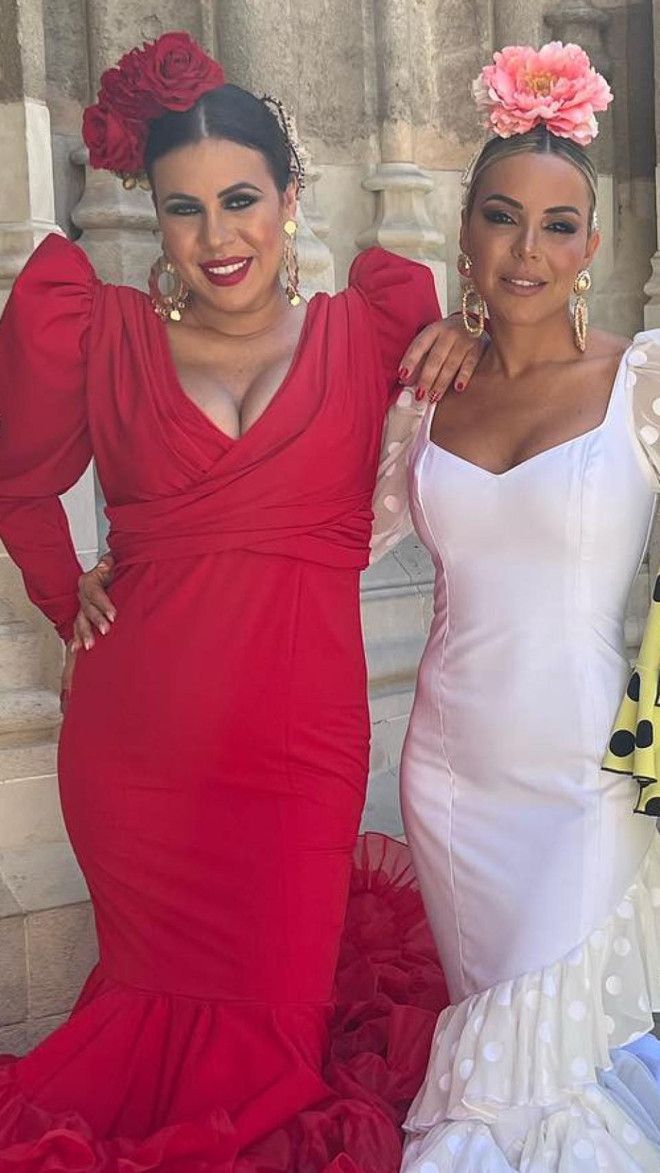 Alba Silva junto a su hermana Rocío, en la Romería de El Rocío de este año.