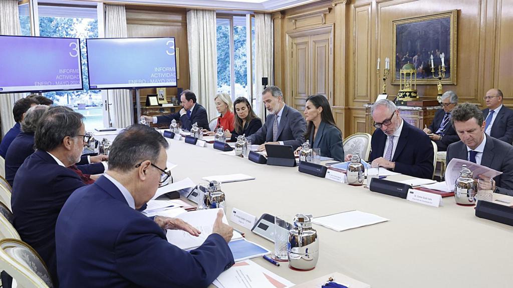 Los Reyes durante la reunión en Zarzuela.