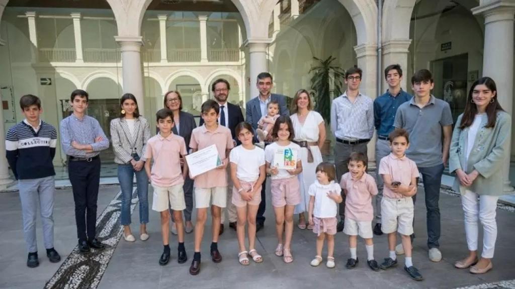 La familia Cuevas Benítez recibiendo el premio.