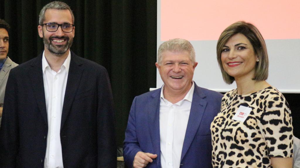 El secretario general del PSOE, Pepe Vélez (c), junto al número 1 de la lista del PSOE al Congreso de los Diputados, Francisco Lucas, y la cabeza de lista al Senado, Inma Sánchez.