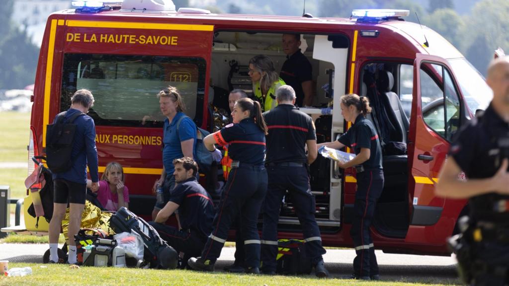 Los servicios de emergencia se reúnen en el lugar de un ataque con cuchillo en Annecy, este jueves.
