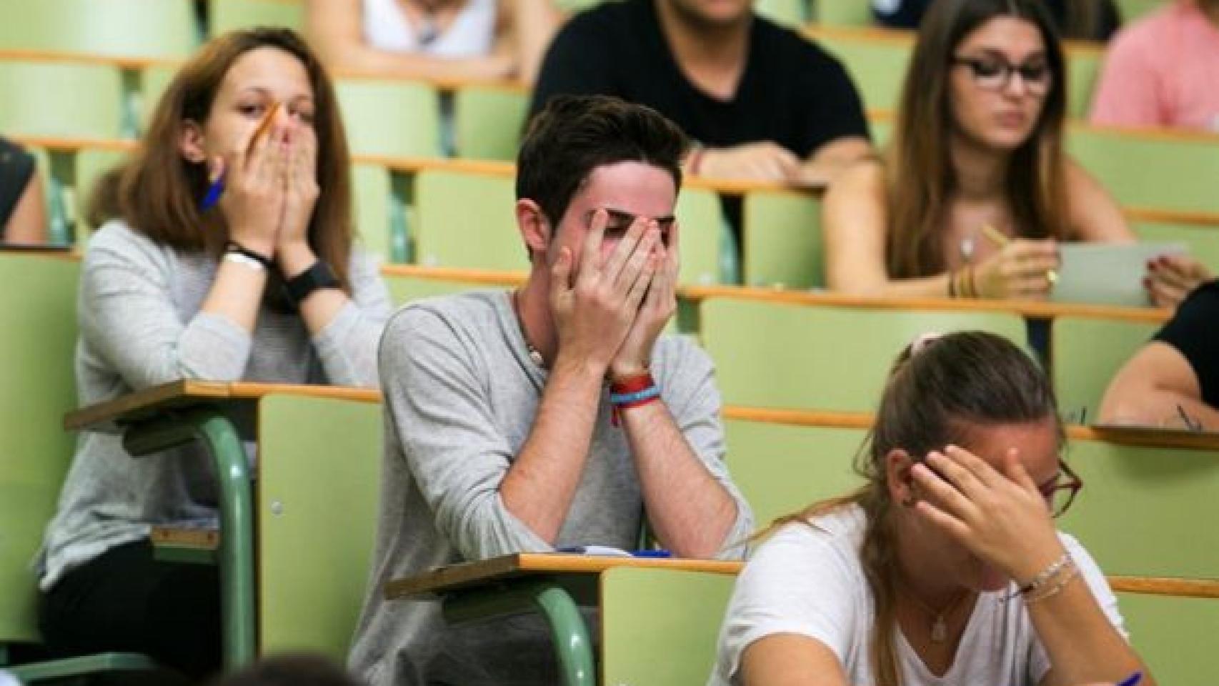 Alumnos examinándose.
