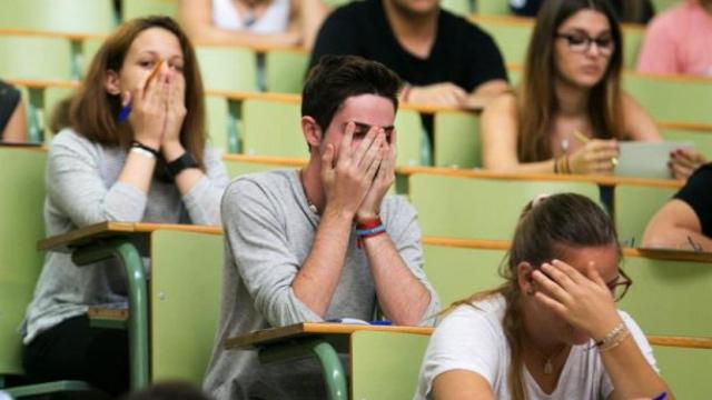 Alumnos examinándose.