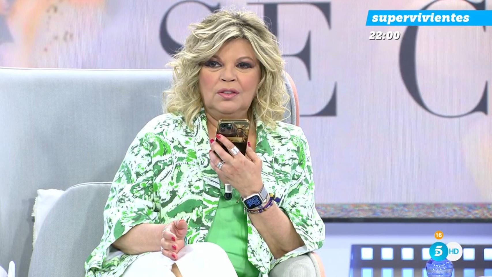 Kiko Matamoros habla por teléfono con Terelu Campos en  ‘Sálvame’.