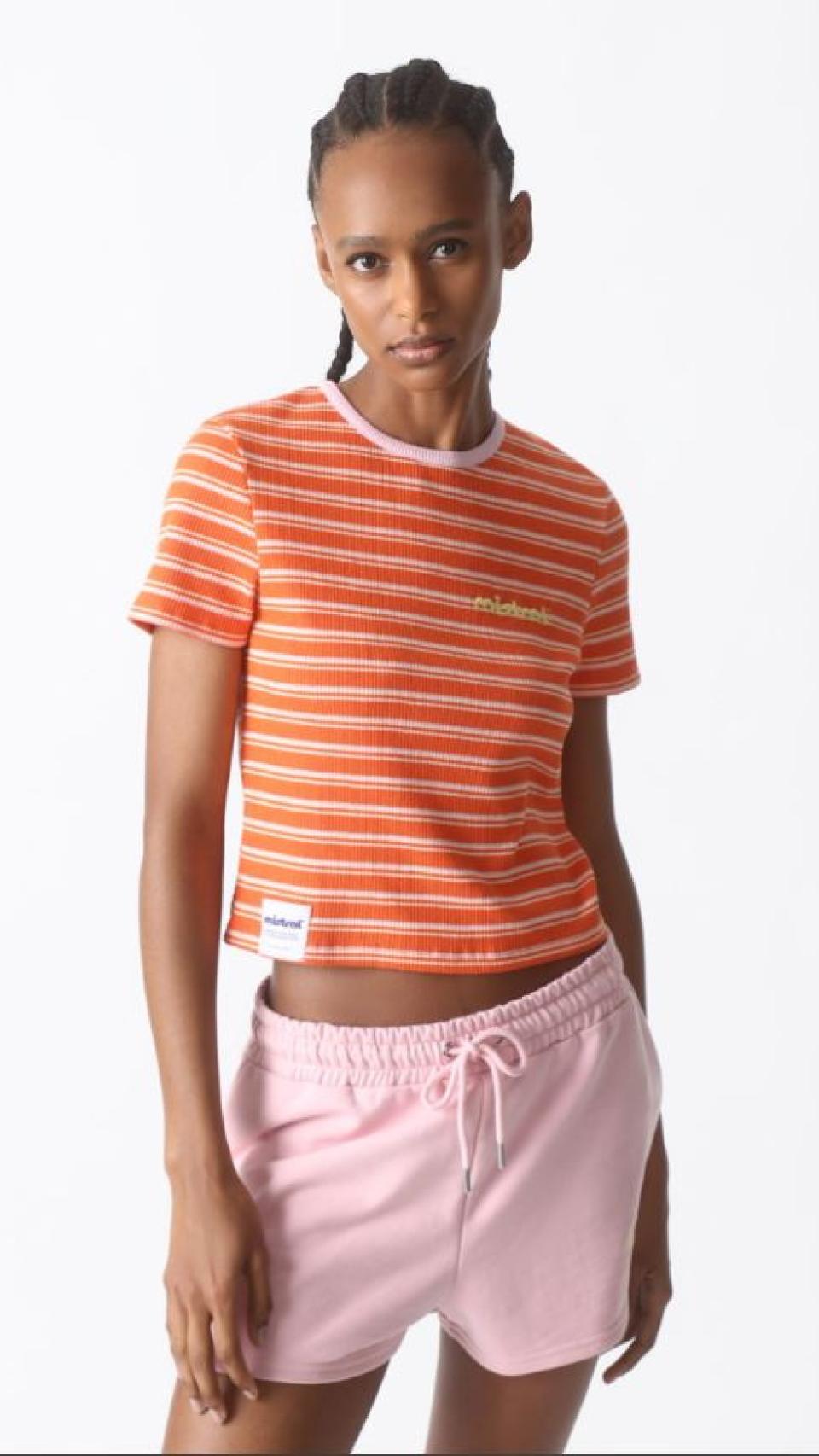 Una modelo luciendo un 'look' de la nueva colección.