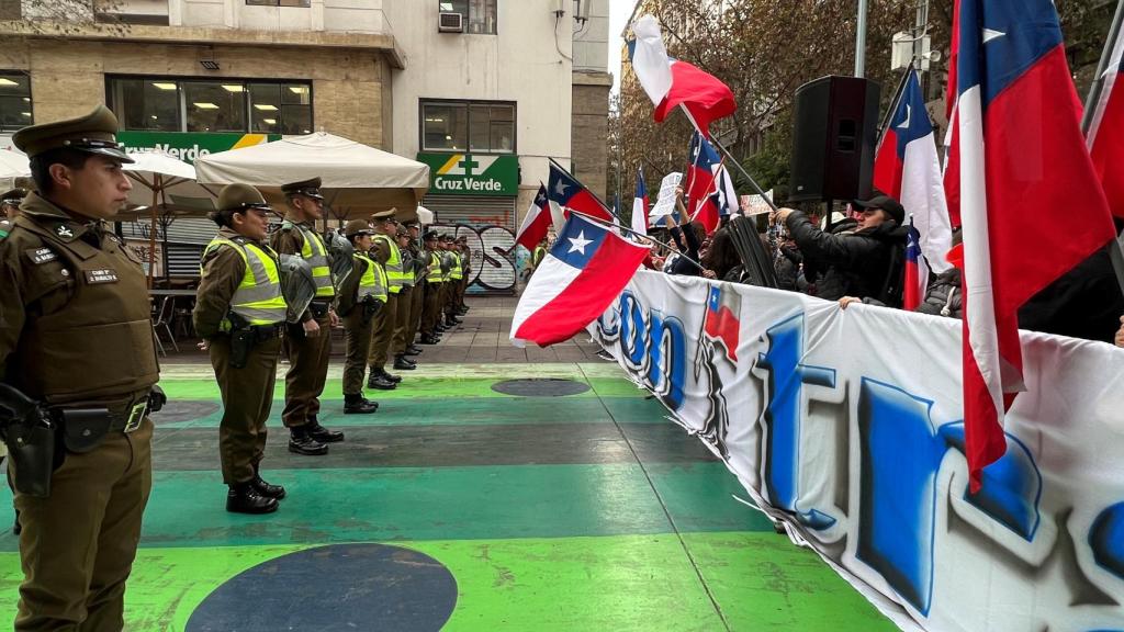Los carabineros se enfrentan a las protestas contra la primera sesión del Consejo Constitucional.