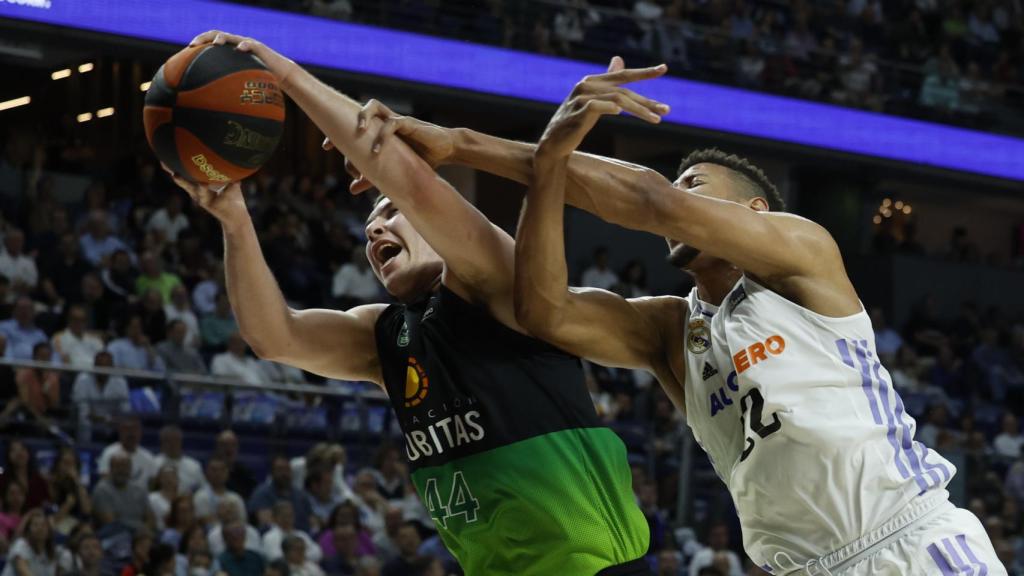 Tavares pelea con Parra.