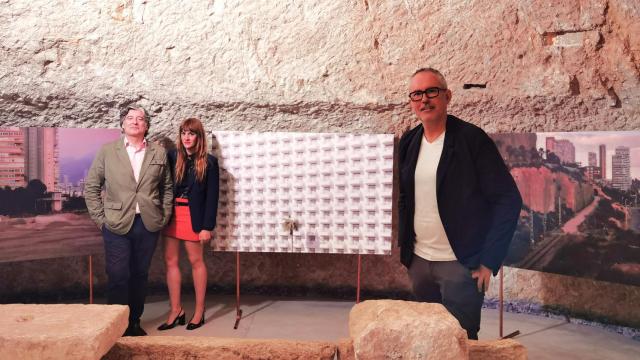 Martín Sanz, Aurora Domínguez y el fotógrafo Manuel Álvarez en la presentación de la muestra.