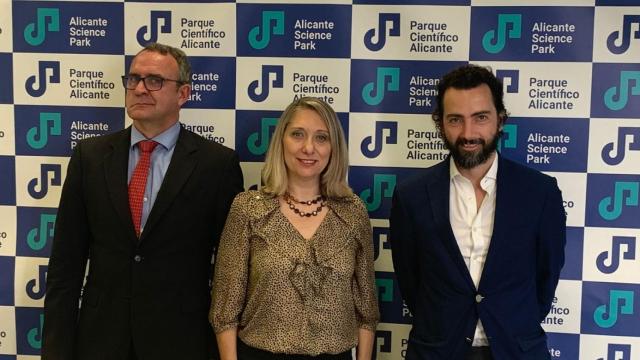 La vicerrectora, María Jesús Pastor, el gerente del PCA, Esteban Pelayo, y José María Carabias, CEO Palmeera Farms.