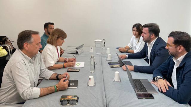 La reunión entre PP (derecha) y Vox este jueves por la mañana en Elche.