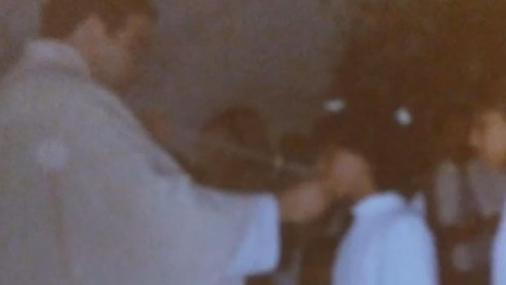 Foto del sacerdote administrando la primera comunión a su víctima, de 9 años