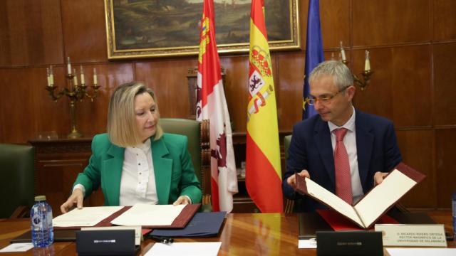 La secretaria de Estado de Defensa, María Amparo Valcarce, firmando el acuerdo con el rector de la USAL, Ricardo Rivero