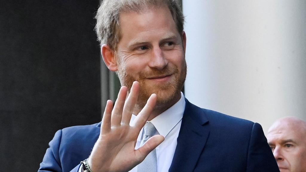 El duque de Sussex saluda a la prensa al llegar al juicio.