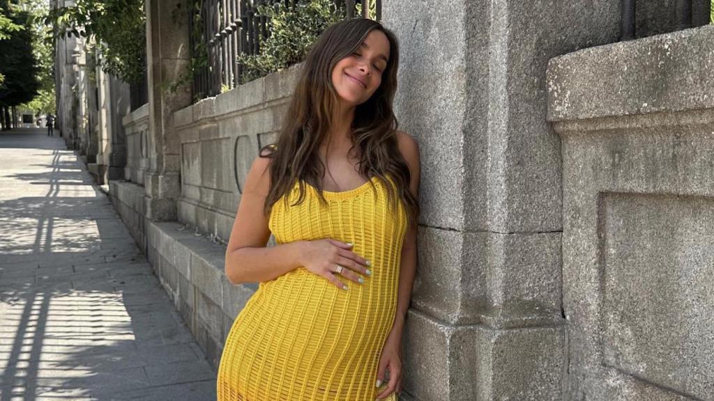 María Pombo con un vestido de punto, firmado por Mango.