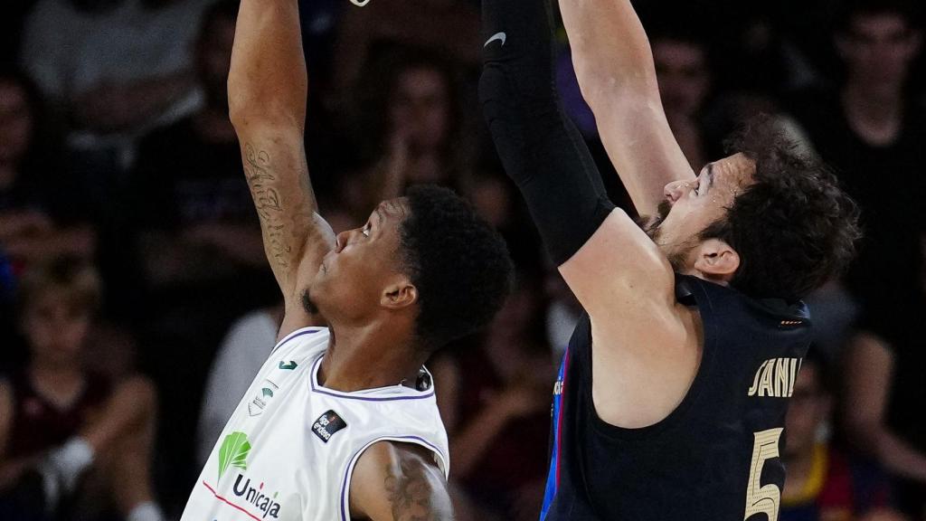 Carter y Sanli, en la pelea debajo del aro.