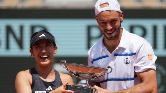 Miyu Kato celebra el título de campeona de dobles mixto junto a Puetz.