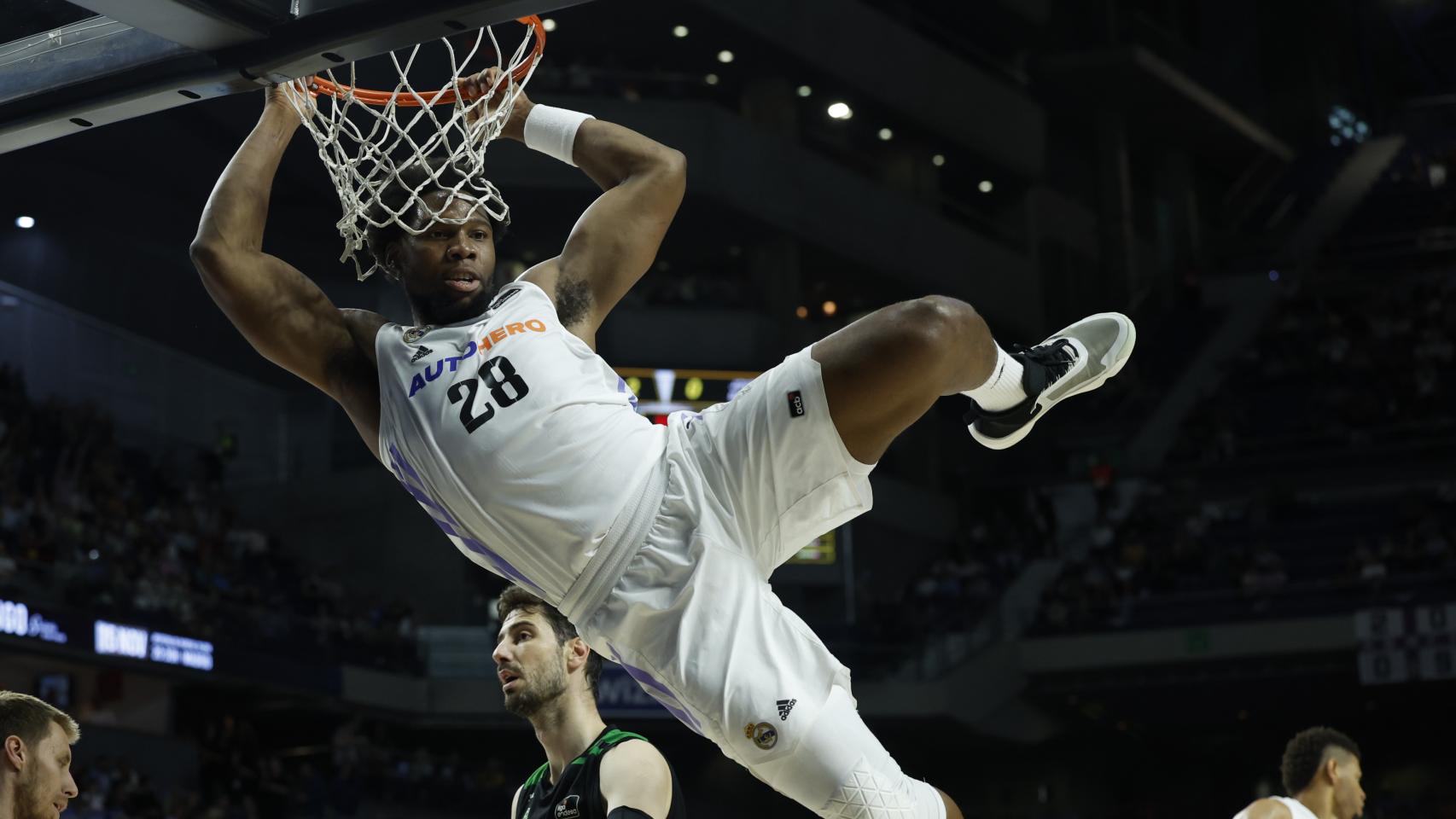 Yabusele machaca el aro del Joventut.