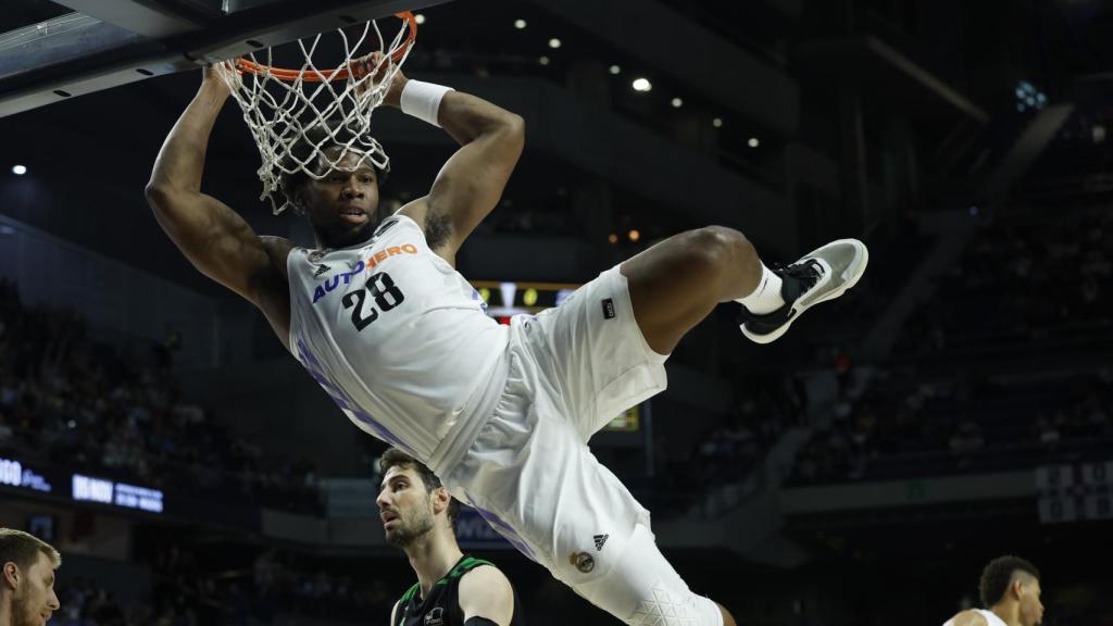 Yabusele machaca el aro del Joventut.