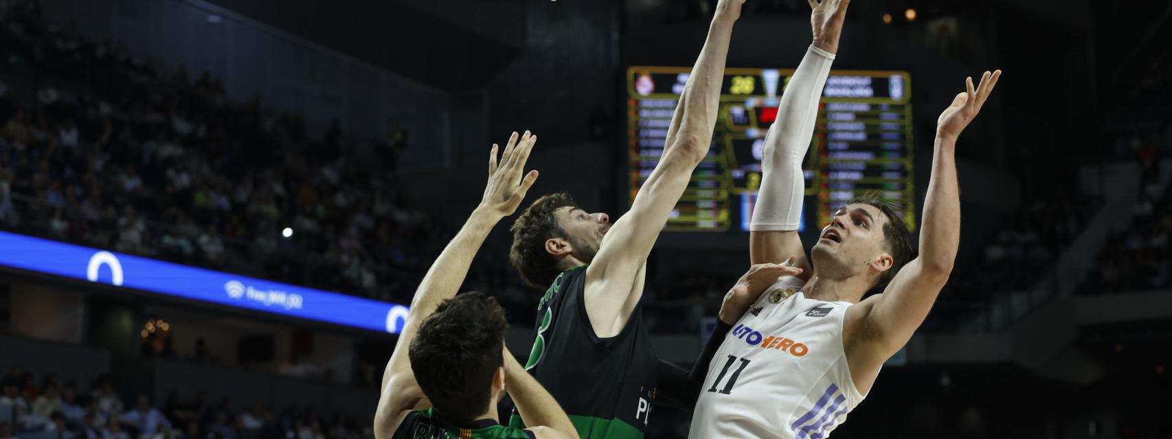 Hezonja trata de encestar.