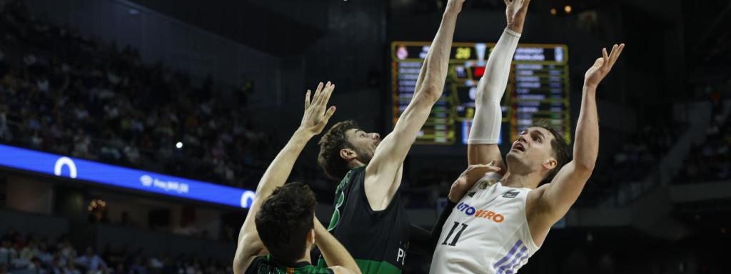 Hezonja trata de encestar.