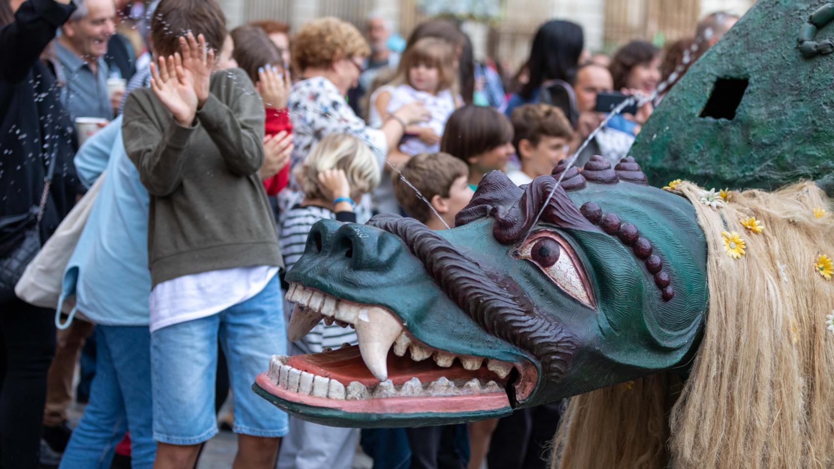 Toledanos de todas las edades disfrutan con la Tarasca y los Gigantones del Corpus