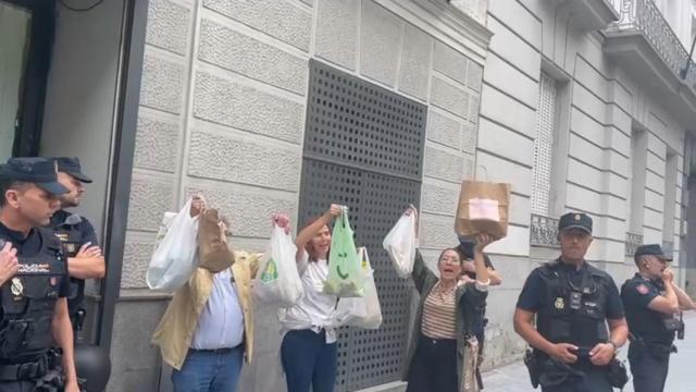 Protesta de funcionarios de Justicia frente a la sede del Ministerio.