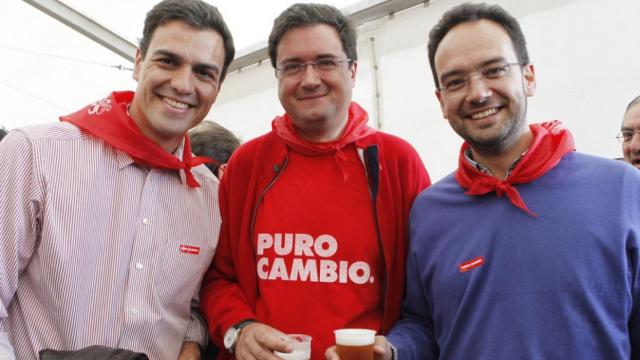 Sánchez, Óscar López y Antonio Hernando, juntos en una fiesta del PSOE en 2010.
