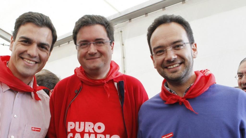 Sánchez, Óscar López y Antonio Hernández, juntos en una fiesta del PSOE en 2010.