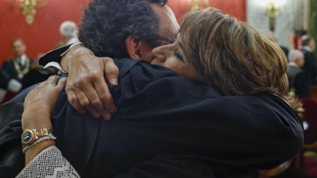 El fiscal general abraza a Dolores Delgado con motivo de la toma de posesión de ésta como fiscal de Sala de la Sala Quinta del Supremo./