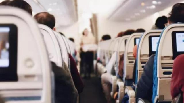 Pasajeros a bordo de un avión.