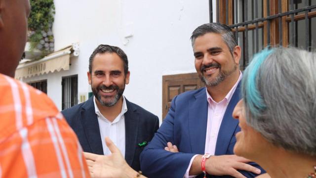 El secretario general del PSOE de Málaga, Daniel Pérez, junto a Josele González.