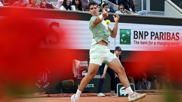 Carlos Alcaraz durante su duelo con Stefanos Tsitsipas.