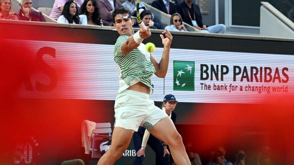 Carlos Alcaraz durante su duelo con Stefanos Tsitsipas.