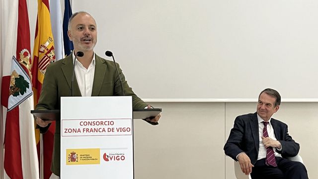 David Regades se dirige a los asistentes a la presentación, en presencia de Abel Caballero.