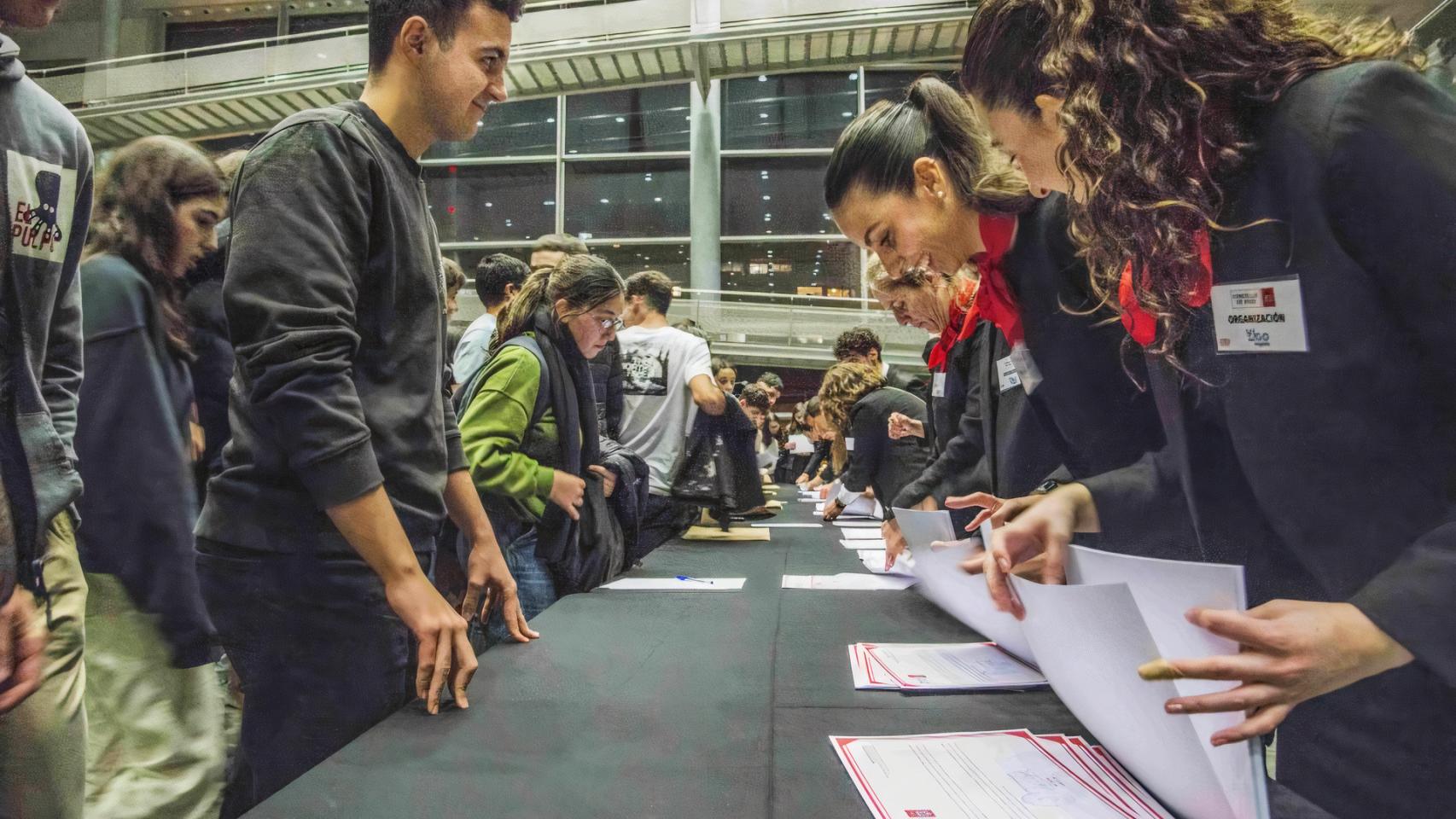 Reparto de diplomas del Concello de Vigo a los estudiantes.