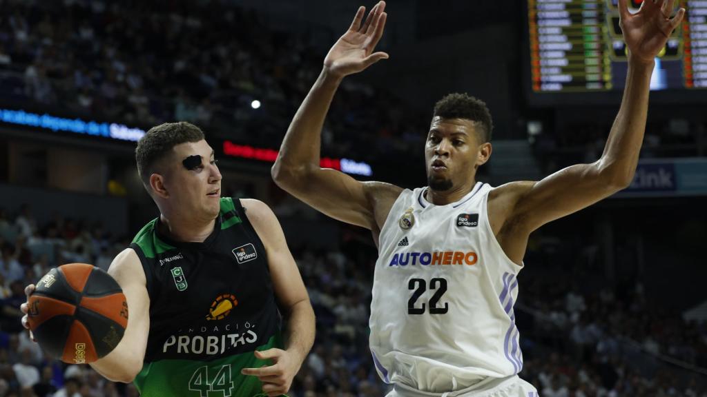 Tavares defiende a Parra.