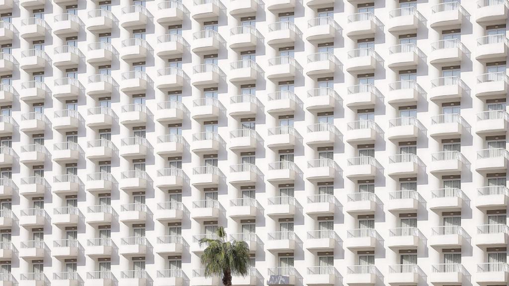 La fachada de un hotel en Benidorm vacío durante las restricciones de la pandemia en 2020.