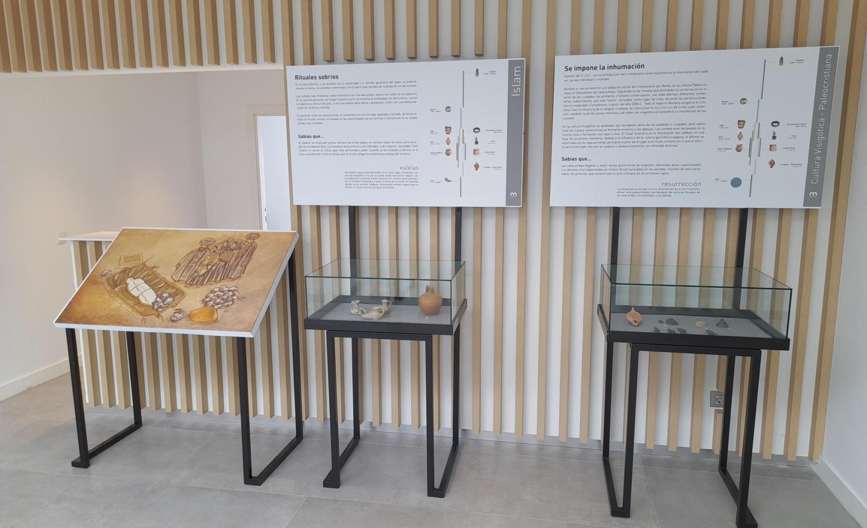 Piezas arqueológicas acompañadas de una ilustración de Lluis Puigverd.
