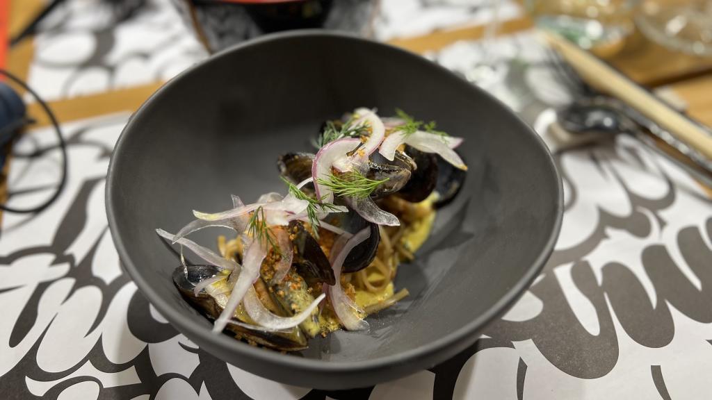 Ceviche caliente de mejillones con noodles
