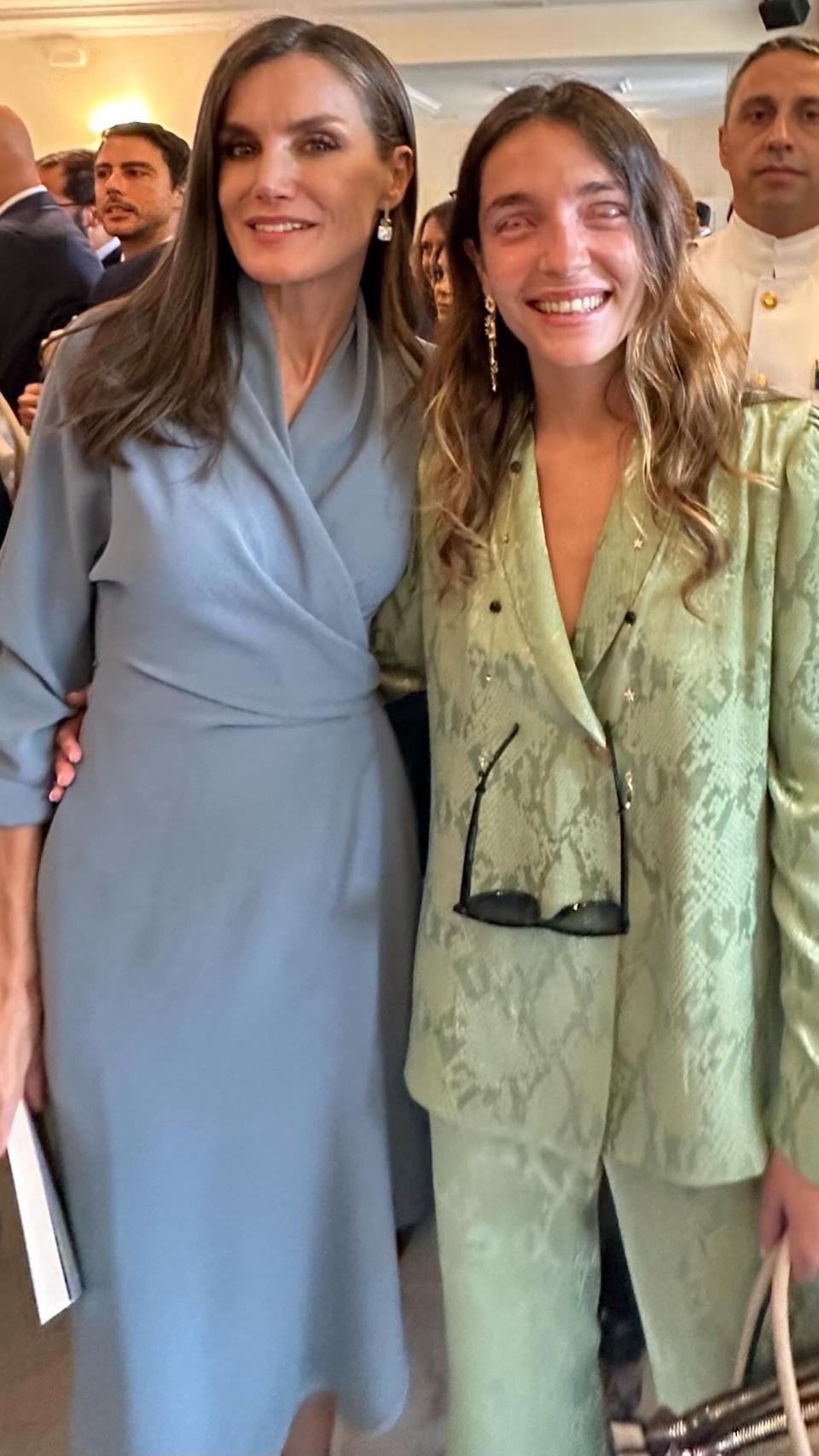 La Reina posa con Marta Bustos durante el evento.