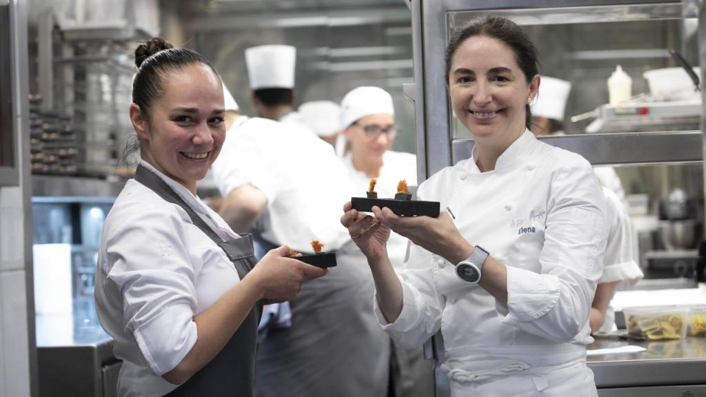 Elena y su jefa de cocina Cynthia.