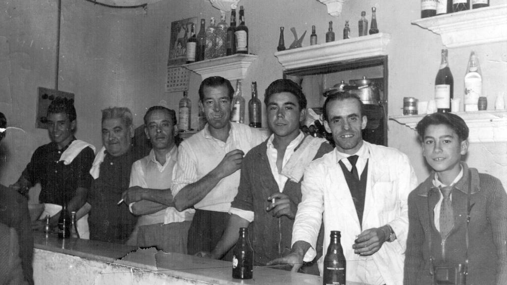 Bar en Torija (Guadalajara).  Una de las imágenes de la exposición virtual 'Colmados, comercios y bares: tradición y memoria de Castilla-La Mancha’