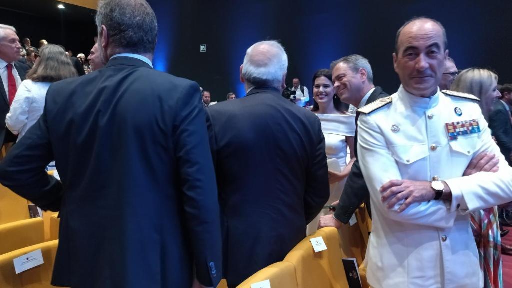 El consejero de Presidencia en funciones, Marcos Ortuño, este viernes, saludando a los invitados al acto institucional del Día de la Región de Murcia.
